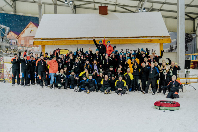 Bild mit allen Teilnehmern der Teambuilding-Veranstaltung auf der Piste im alpincenter Hamburg-Wittenburg im Van der Valk Hotel mit ihren Medaillen