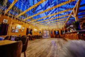 Gletscherstubn im alpincenter Hamburg-WIttenburg im Van der Valk Hotel. Ein großer Partyraum mit vielen Sitzmöglichkeiten und großer Tanzfläche mit Blick auf die Skipiste.