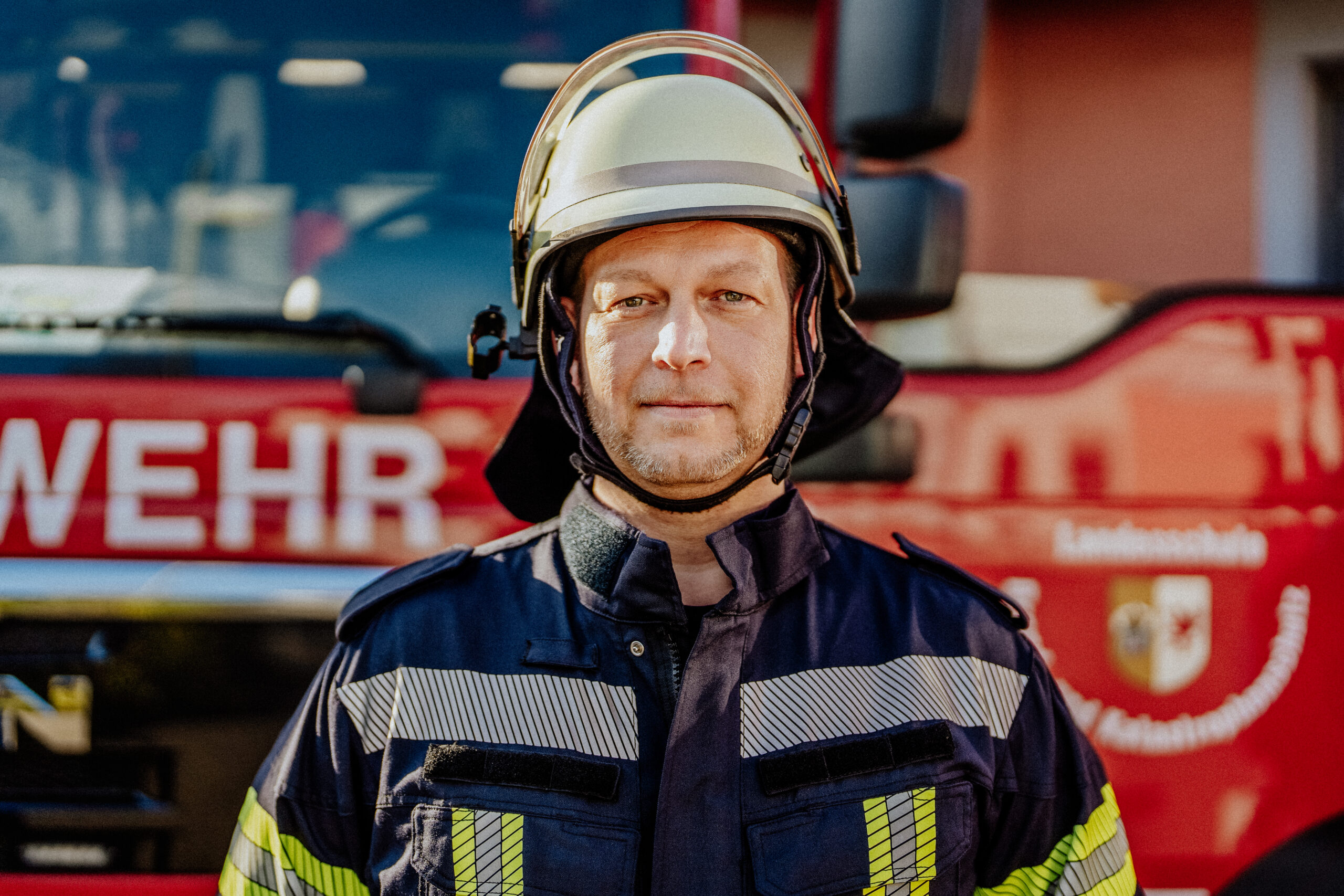 Portraitfoto Feuerwehrmann während Schulung an der Landesschule für Brand- und Katastrophenschutz 2024