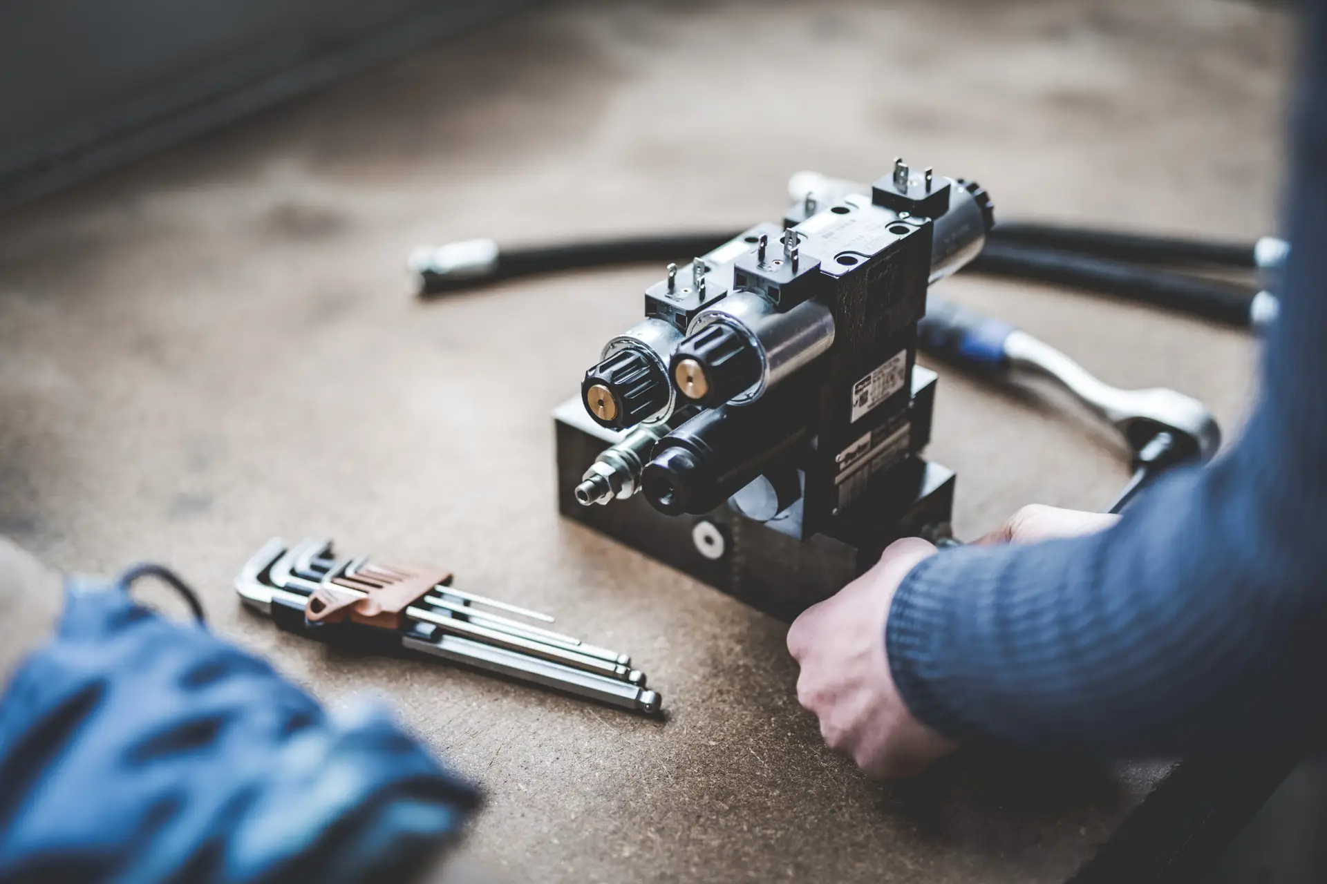 Hydrauliksystem und Werkzeuge auf einer Werkbank in einer Werkstatt, aufgenommen von Yourfilms zur Darstellung technischer Präzision.