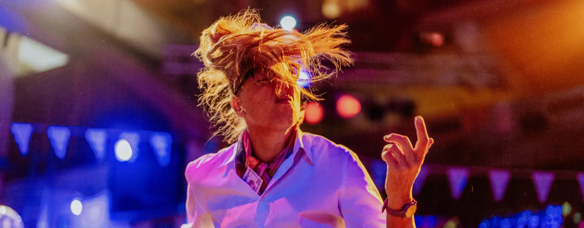 Dynamisches Eventfoto einer Party mit lebhafter Atmosphäre – professionelle Eventfotografie von Yourfilms.