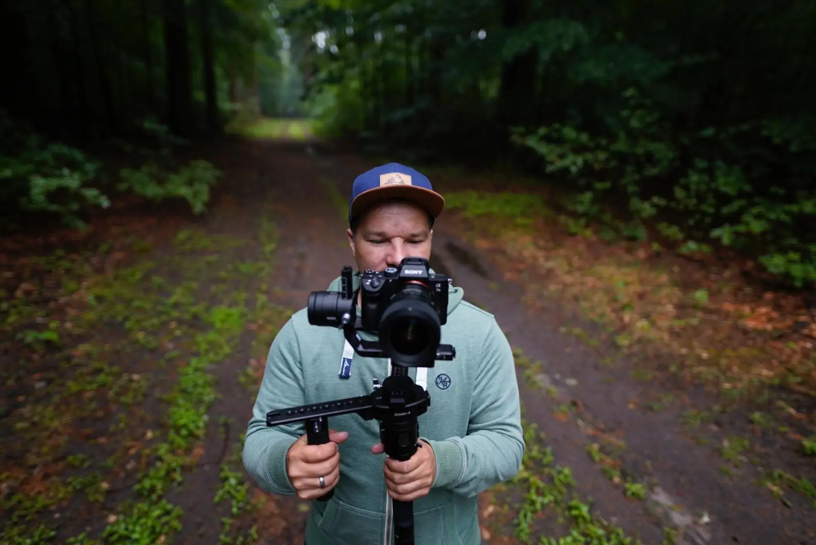 Videograf bei der Arbeit mit professioneller Kameraausrüstung – Yourfilms bietet hochwertige Videoproduktionen für Unternehmen & Events.