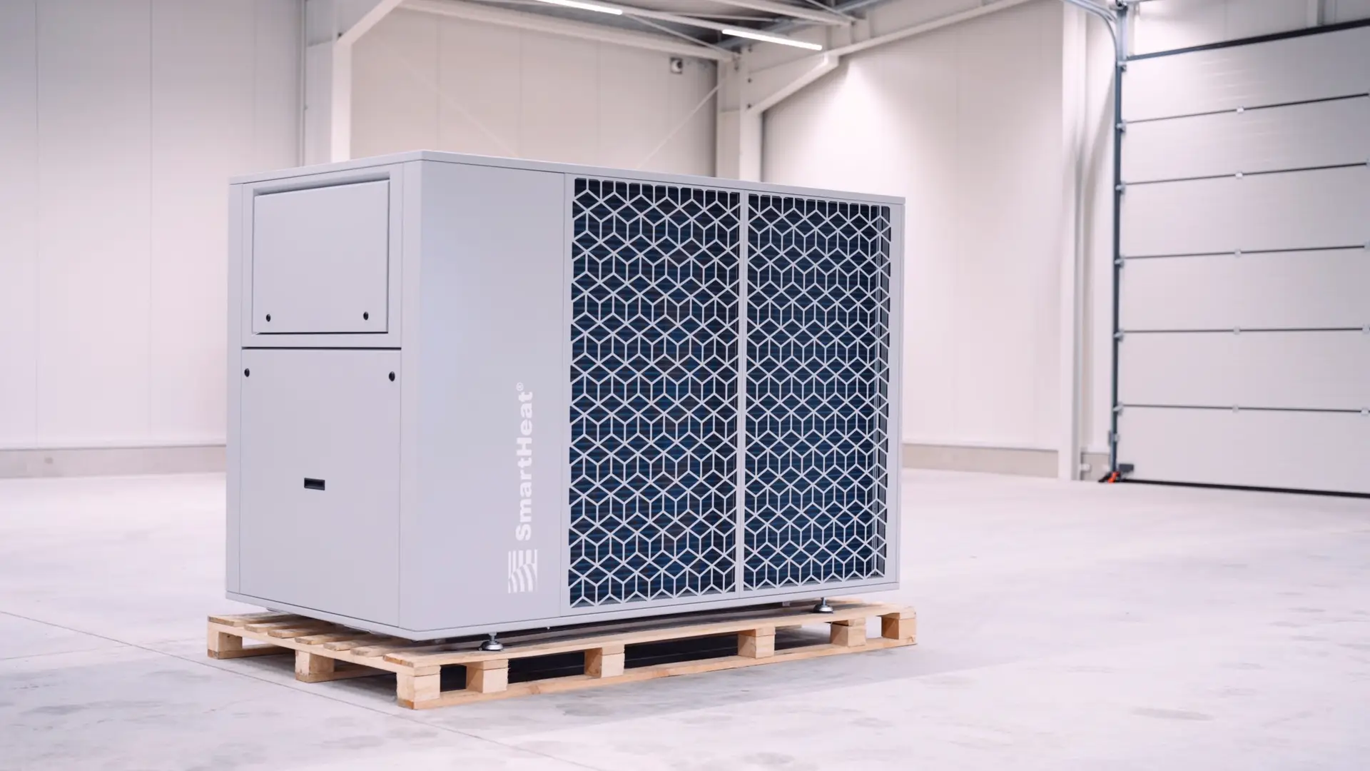 Wärmepumpe von Smartheat Deutschland GmbH auf einer Palette in einer modernen Industriehalle, fotografiert für einen Image- und Messefilm.