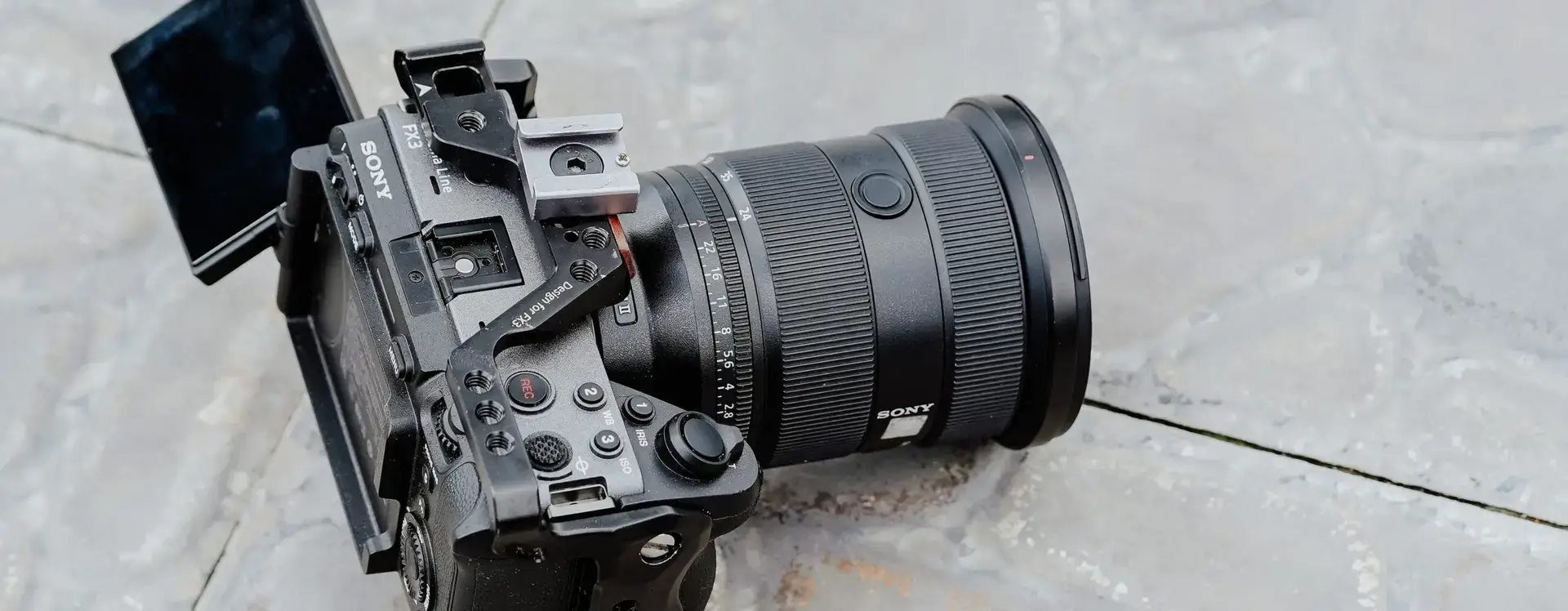 Sony FX3 Kamera mit G-Master Objektiv für professionelle Videoproduktion auf Steinboden