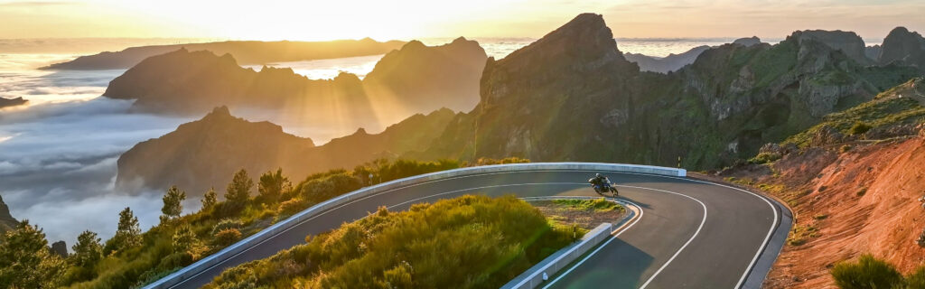 Das Bild kommt auf die Seite für das Thema. Erstelle mir dafür einen Alternativtext, einen Titel, untertitel und eine Beschreibung.