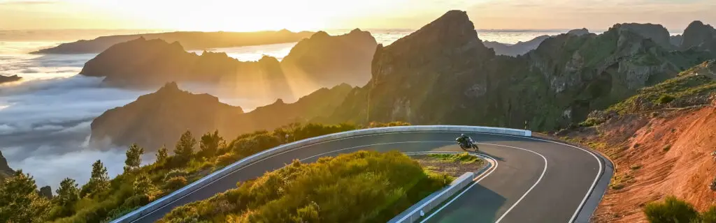 Das Bild kommt auf die Seite für das Thema. Erstelle mir dafür einen Alternativtext, einen Titel, untertitel und eine Beschreibung.