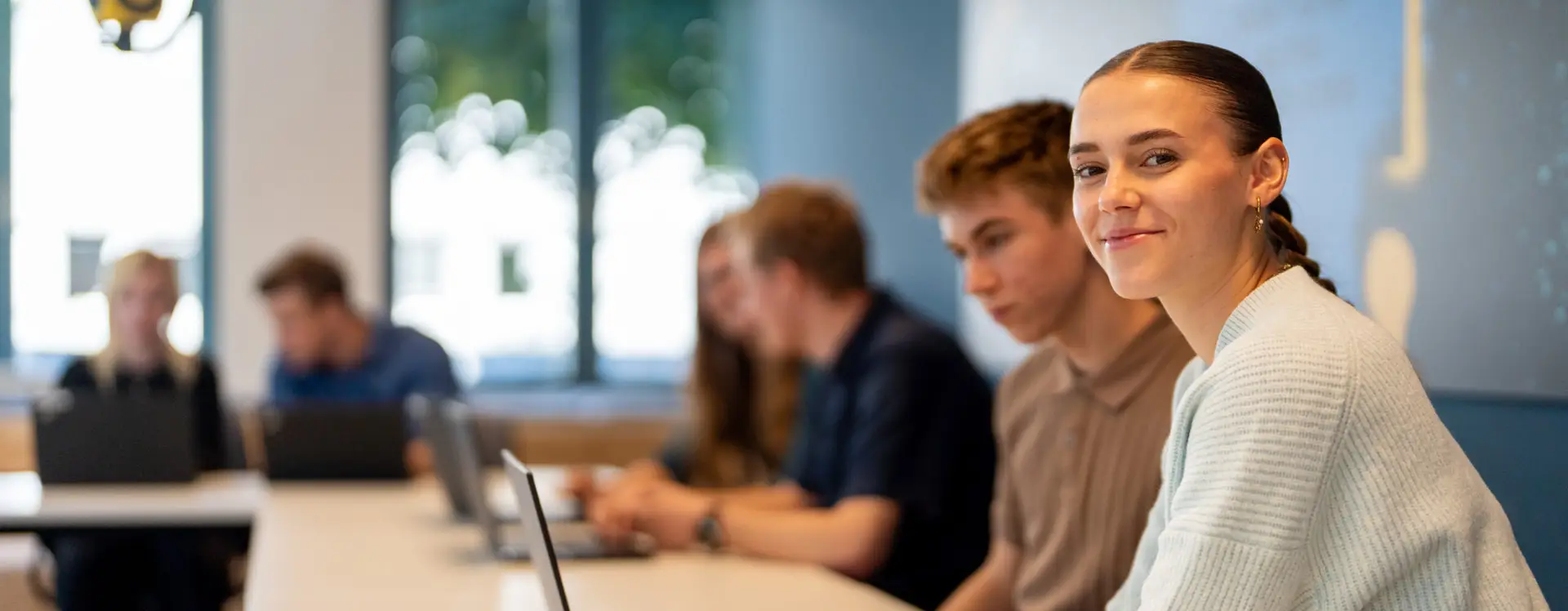 Teilnehmende in einem modernen Seminarraum beim DVZ Schwerin während professioneller Foto- und Videoarbeiten für einen Imagebeitrag