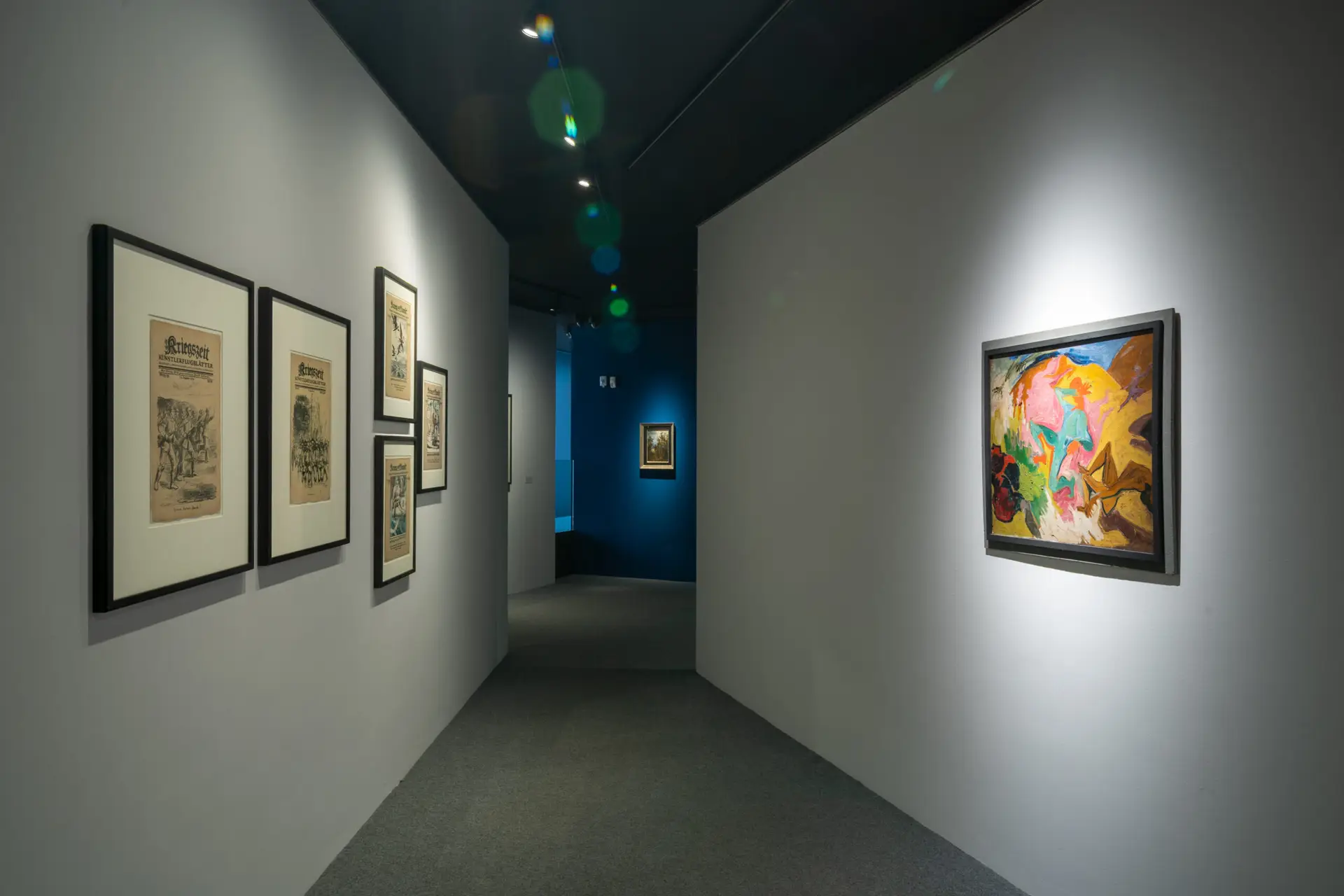 Ausstellungsraum im Barlach Museum Güstrow mit beleuchteten Kunstwerken an den Wänden