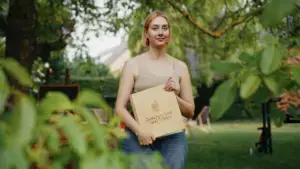 Hochzeitsplanerin von „Zwischen Tanz und Tränen“ bei ihrer Arbeit während einer echten Hochzeit – Aufnahme aus der Imagefilmproduktion.