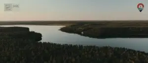 Drohnenaufnahme einer Seen- und Waldlandschaft in Mecklenburg-Vorpommern für professionelle Filmproduktion in Rostock und Umgebung
