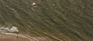 Drohnenaufnahme vom Meer und Strand als Motiv für Imagefilm und Werbefilm in der Unternehmenskommunikation