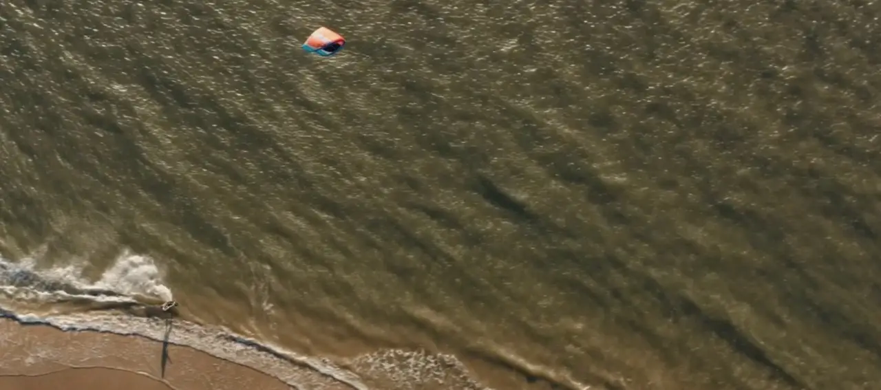 Drohnenaufnahme vom Meer und Strand als Motiv für Imagefilm und Werbefilm in der Unternehmenskommunikation