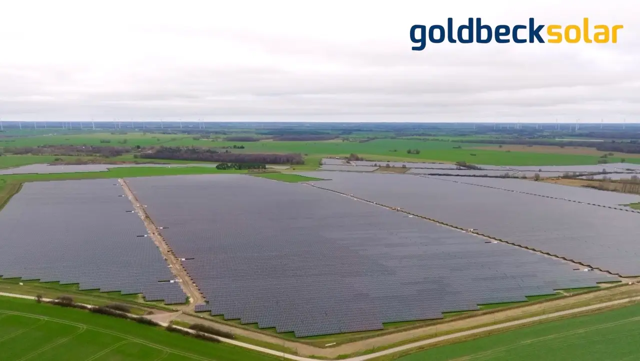 Timelapse Videografie eines Solarfeldes aus der Luft mit Drohne