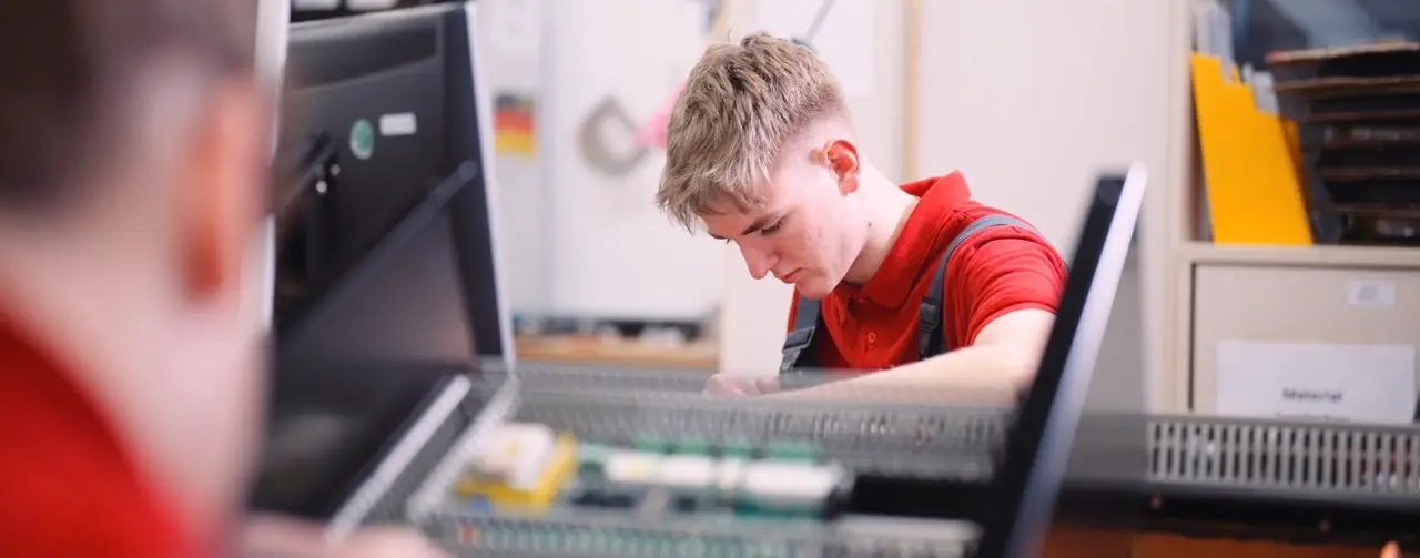 Videoproduktion für kleine und mittelständische Unternehmen zeigt Mitarbeitenden bei der Arbeit im Betrieb