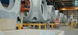 Professionelle Videoproduktion in einer Industriehalle mit großen Maschinen für einen Imagefilm