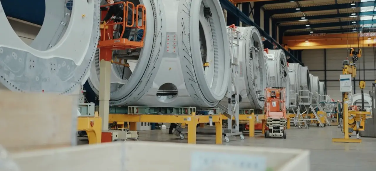 Professionelle Videoproduktion in einer Industriehalle mit großen Maschinen für einen Imagefilm