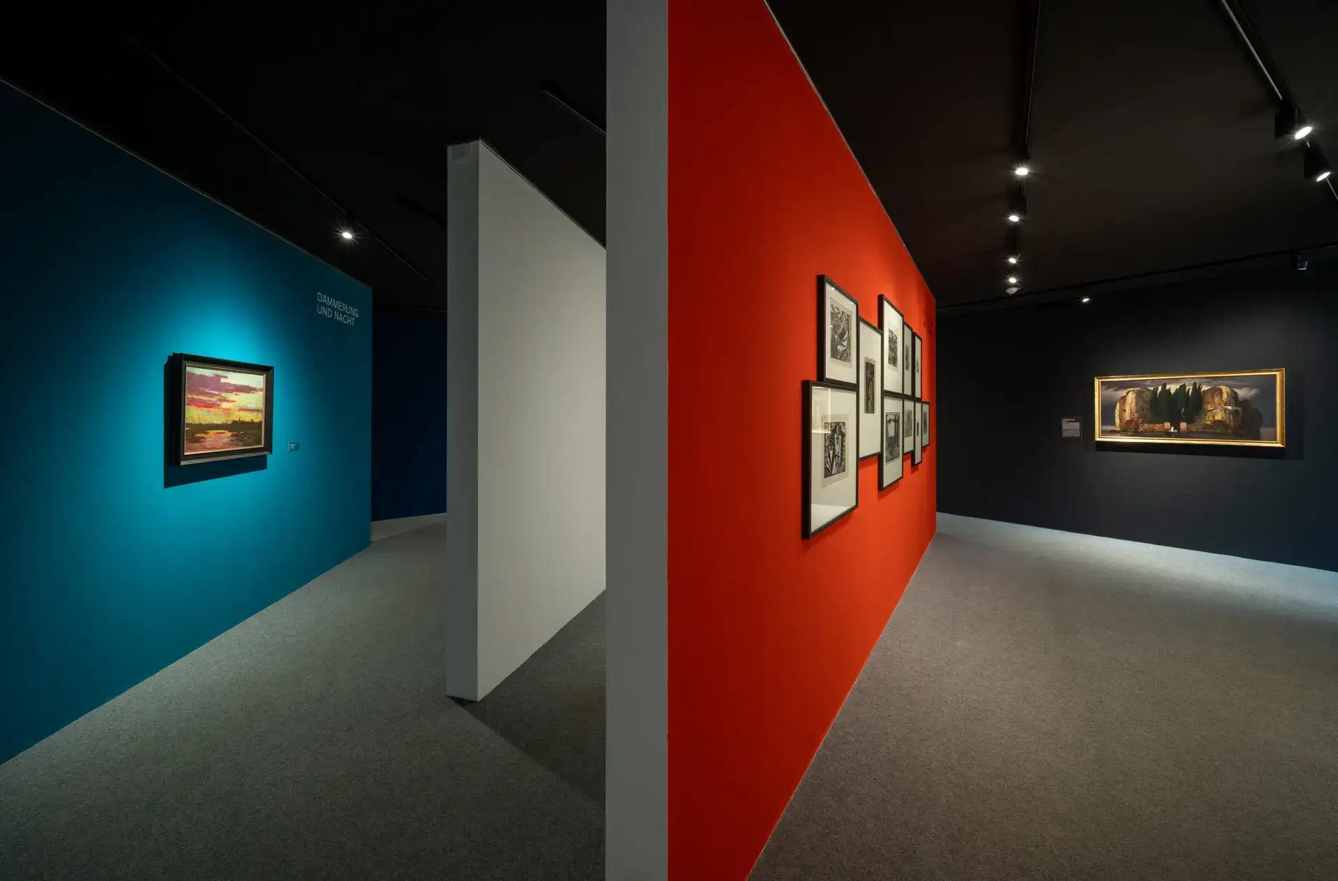 Ausstellungsraum der Ausstellung „Heiter bis wolkig“ im Barlach Museum am Inselsee in Güstrow mit farbigen Wänden und Kunstwerken.