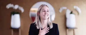 Mitarbeiterin spricht emotional in einem Recruitingvideo für Employer Branding
