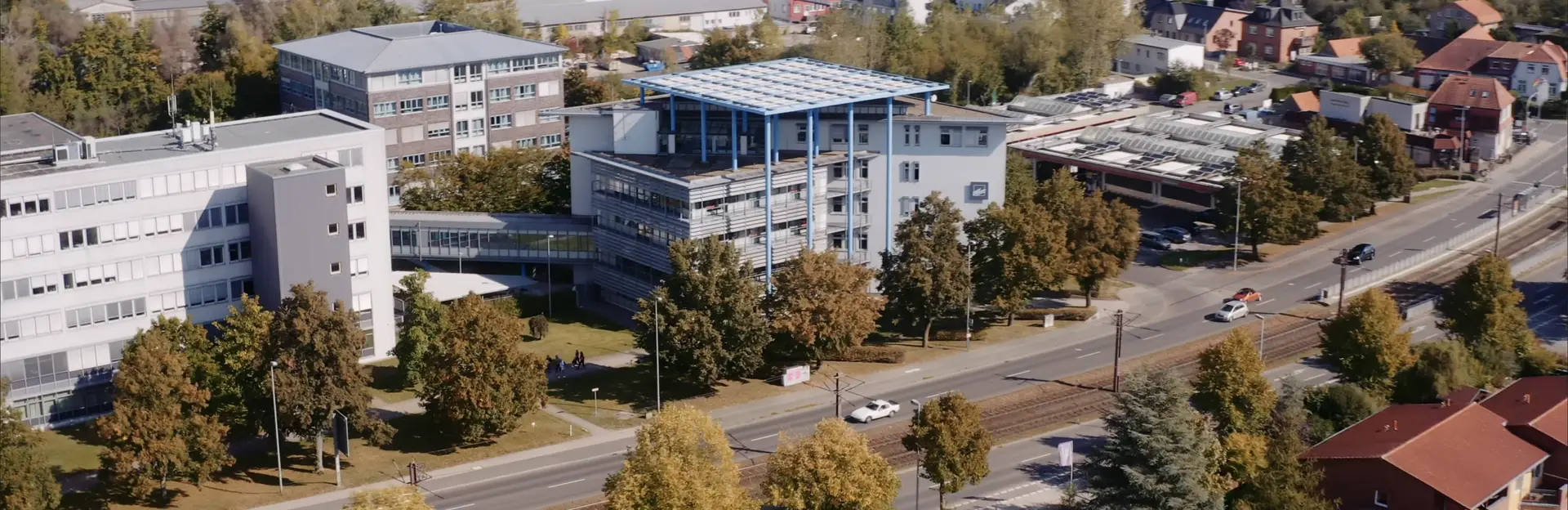 Drohnenaufnahme eines Unternehmensgebäudes für ein Messefilm Beispiel und Messevideo Erfolg