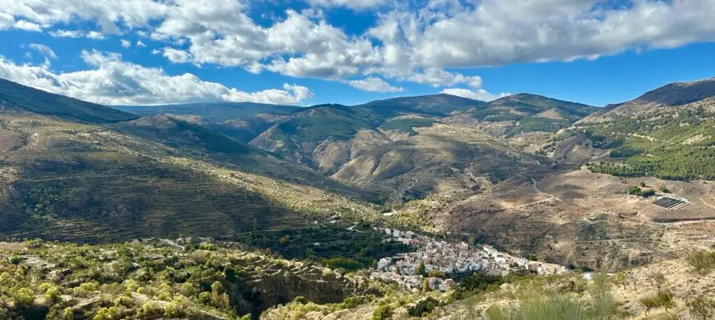 Berglandschaft mit Tal und Dorf als Motiv für Reisen mit Fotografie und Videografie