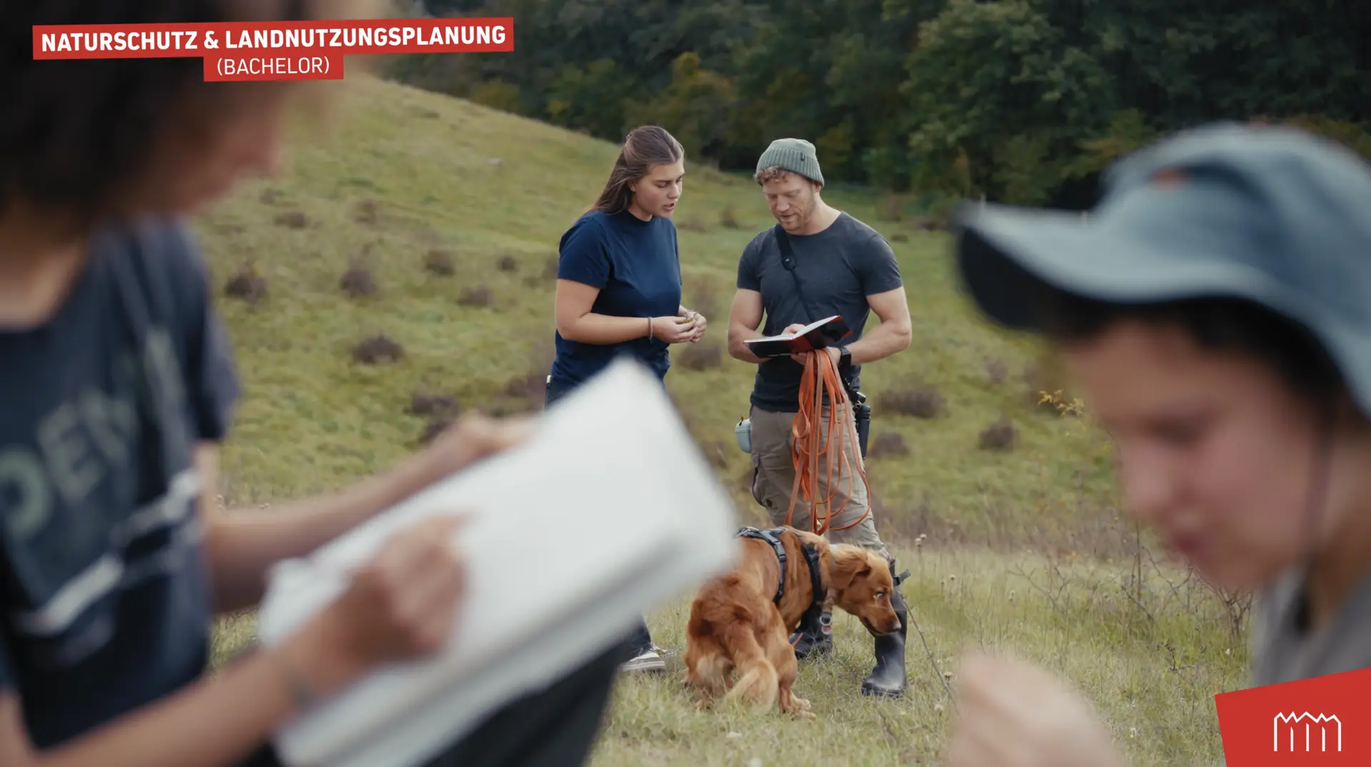 Studierende bei Feldarbeit im Studiengang Naturschutz und Landnutzungsplanung der Hochschule Neubrandenburg – Videoproduktion von Yourfilms.
