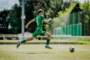 Sportfotografie Fußball: Spieler des Güstrower SC 09 in einer dynamischen Spielsituation während eines Jugendfußballspiels in Güstrow.