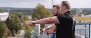 Zwei Mitarbeitende der AdFiS products GmbH während der Dreharbeiten zum Unternehmensfilm auf Französisch am Firmenstandort in Teterow.