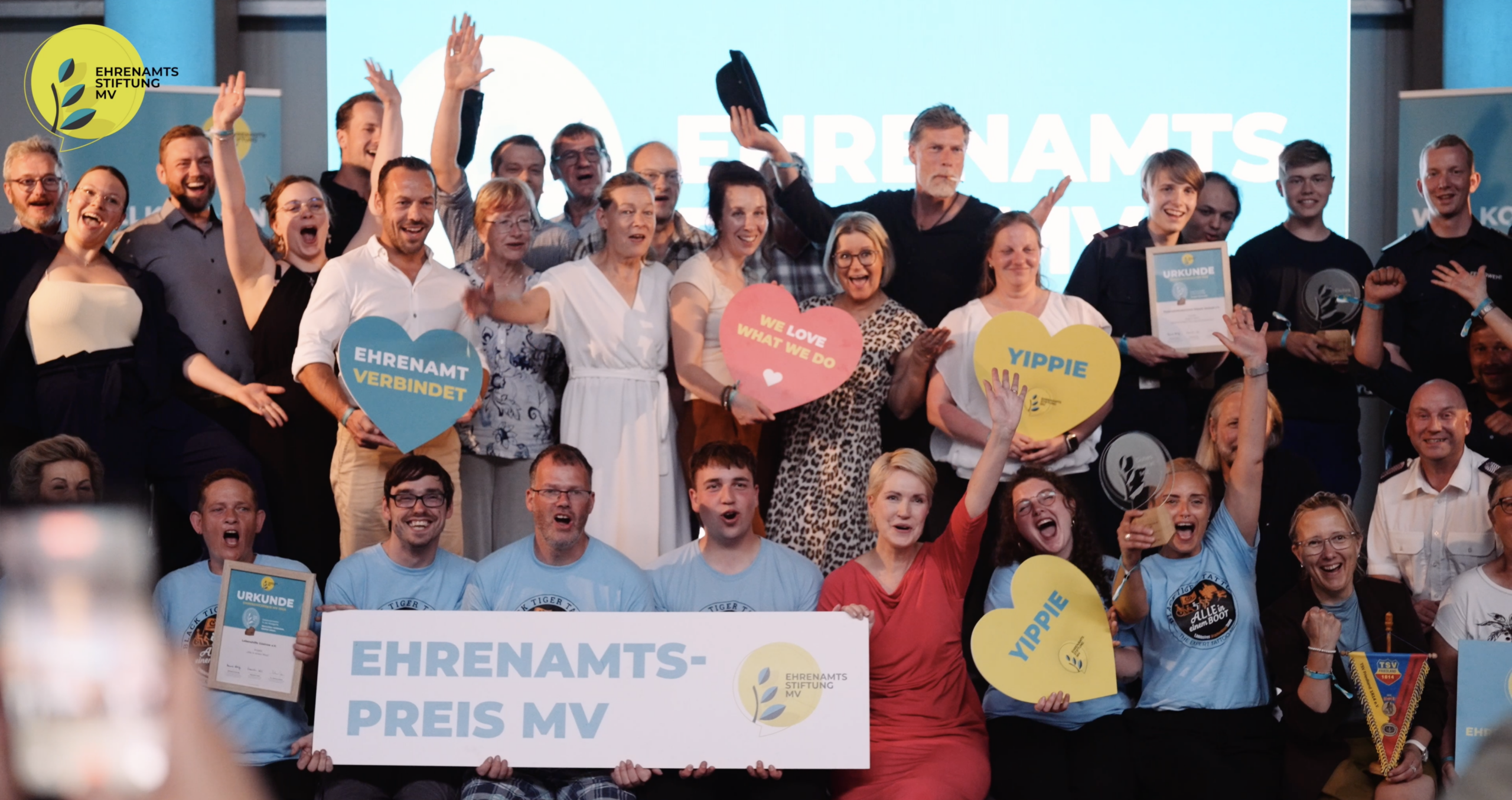 Gruppenfoto der Preisträgerinnen und Preisträger bei der Verleihung des Ehrenamtspreises MV 2026 der Ehrenamtsstiftung Mecklenburg-Vorpommern.