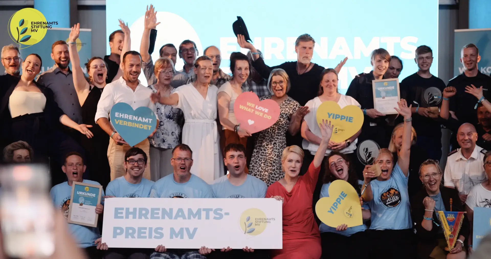 Gruppenfoto der Preisträgerinnen und Preisträger bei der Verleihung des Ehrenamtspreises MV 2026 der Ehrenamtsstiftung Mecklenburg-Vorpommern.